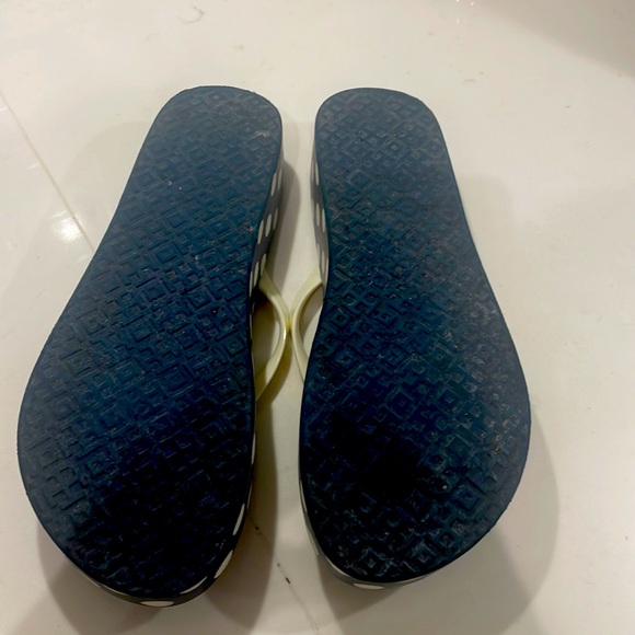 Tory Burch wedge flip flops cream / navy polka dots - Picture 2 of 6